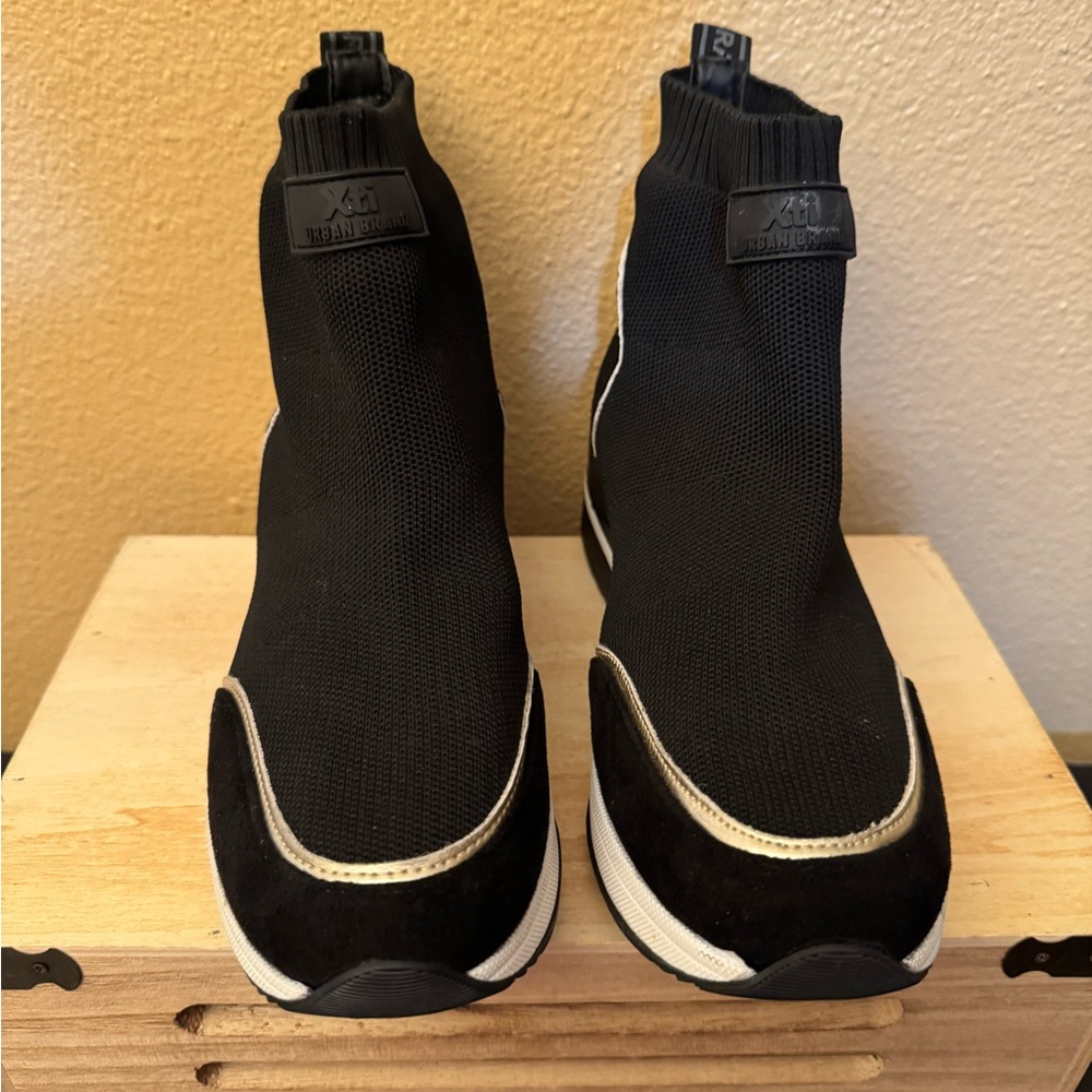 XTI Black and White Modern Ankle Boots